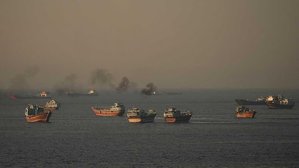 Oil falls after US-Iran deal reopens Strait of Hormuz