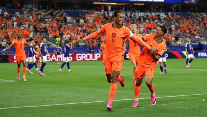 Dutch crush Sweden 5-1 to move closer to knockout stage