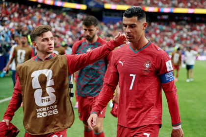 No pressure to pass to Ronaldo, says Conceição