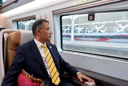 PM heads to Beijing from Dalian by bullet train