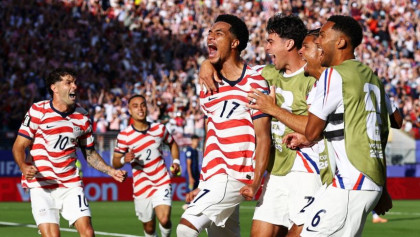 USA advance with 2-0 win over Bosnia, Balogun sent off