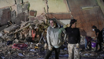 Families demand faster recovery of earthquake dead in Venezuela