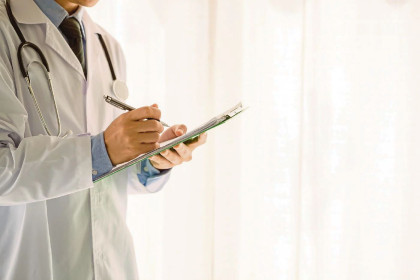 Turkey's health ministry issues fine over 100 doctors