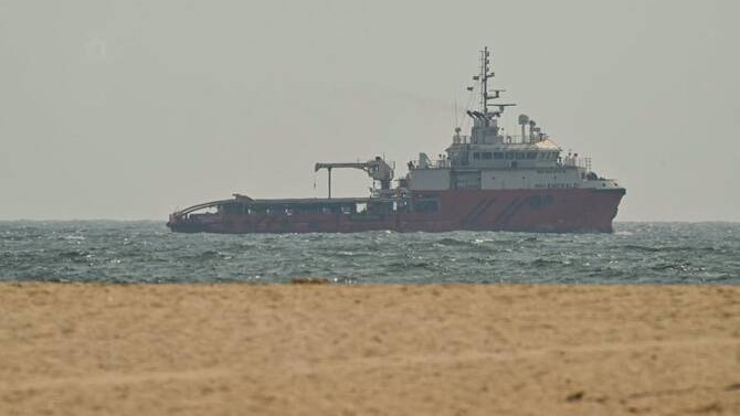Oil prices to jump as Iran closes vital shipping route