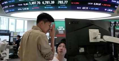 Oil surges, tech stocks slide over Middle East crisis