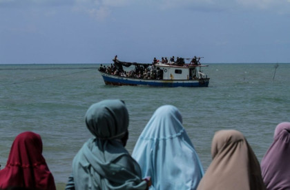 Hundreds of Rohingya fear death after boats capsize in Myanmar