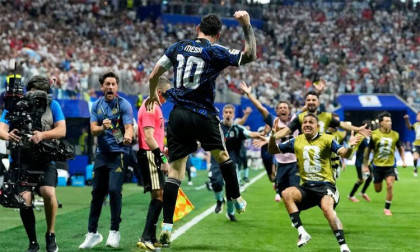 Argentina stun England to reach World Cup final