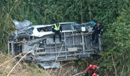 14 dead after minibus plunges off mountain road in Peru