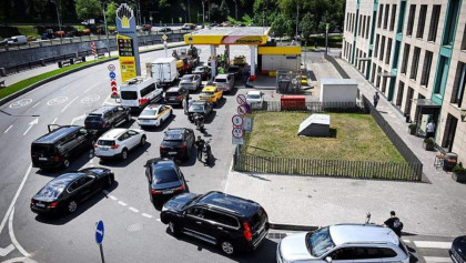 Russian fuel crisis leaves vehicles stranded in long lines