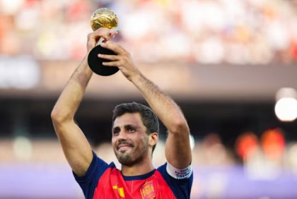 Rodri wins the player of the tournament award