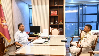 Outgoing Navy chief meets PM at Secretariat  