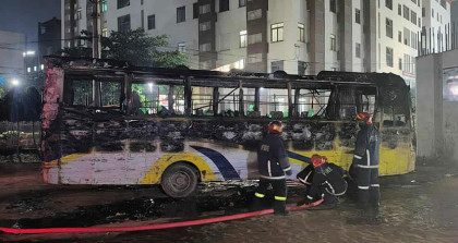 আশুলিয়ায় বাসে আগুন দিয়েছে দুর্বৃত্তরা