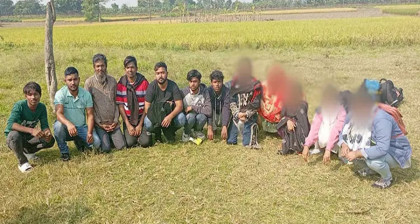 গাংনীতে নারীসহ ১২ বাংলাদেশিকে হস্তান্তর