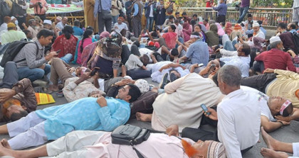 প্রাথমিক শিক্ষকদের লাগাতার কর্মবিরতি শুরু