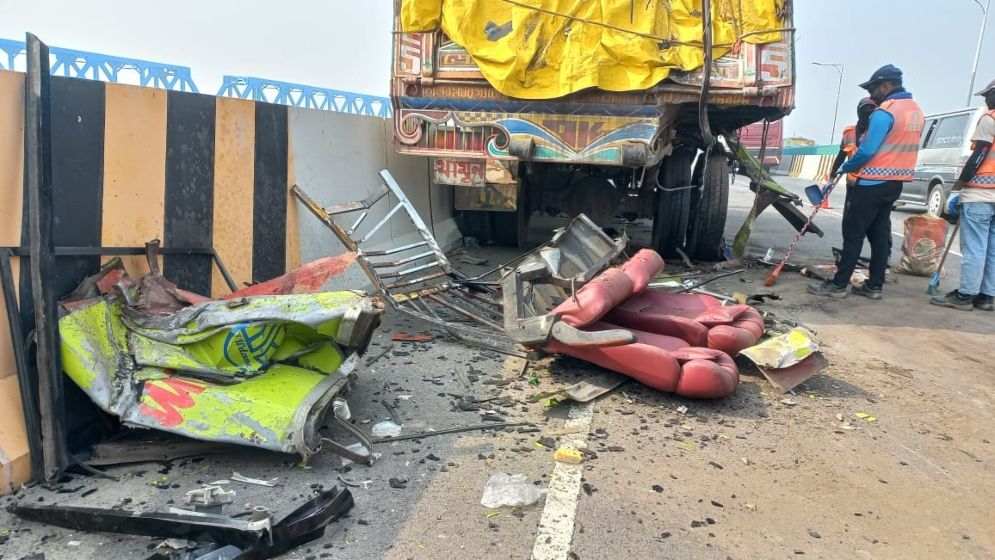বাস-ট্রাকের সংঘর্ষে প্রাণ গেল ৩ জনের