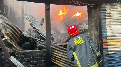 পুরান ঢাকার প্লাস্টিকের গোডাউনে লাগা আগুন নিয়ন্ত্রণে