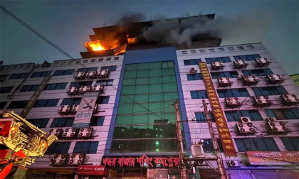 গুলিস্তানে শপিং কমপ্লেক্সের ছাদে অগ্নিকাণ্ড