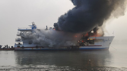 সেন্টমার্টিনগামী জাহাজে আগুন, নিহত ১