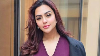 কানাডায় মঞ্চ মাতালেন নুসরাত ফারিয়া