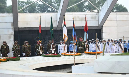 রাষ্ট্রীয় মর্যাদায় খালেদা জিয়ার দাফন শেষে গার্ড অব অনার প্রদান
