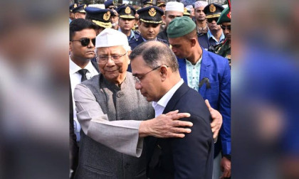 জানাজাস্থলে তারেক রহমানকে সান্ত্বনা জানান প্রধান উপদেষ্টা