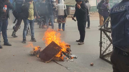 পুলিশের সঙ্গে মোবাইল ফোন ব্যবসায়ীদের ধাওয়া-পাল্টাধাওয়া
