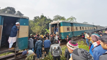 চলন্ত অবস্থায় আলাদা হয়ে গেল ট্রেনের ২ বগি