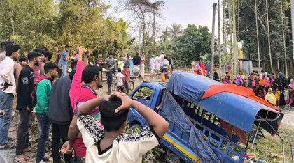 পিকআপের ট্রেনের ধাক্কা, আপন দুই ভাইসহ নিহত ৩
