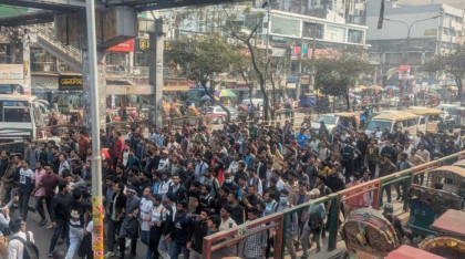 ঢাকা সেন্ট্রাল ইউনিভার্সিটির অধ্যাদেশ দাবিতে সায়েন্সল্যাব অবরোধ