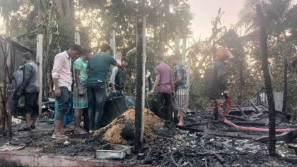 কক্সবাজারের পেকুয়ায় ভয়াবহ অগ্নিকাণ্ড: ৩টি বসতবাড়ি ভস্মীভূত