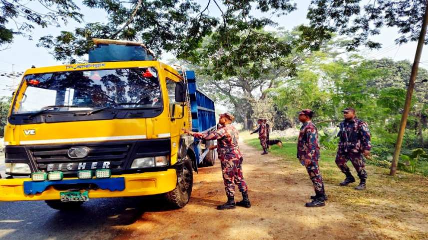 জ্বালানি চোরাচালান ঠেকাতে বেনাপোল সীমান্তে টহল জোরদার করেছে বিজিবি