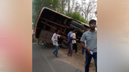ফটিকছড়িতে মোটরসাইকেলে বাসের চাপায় নিহত ৩