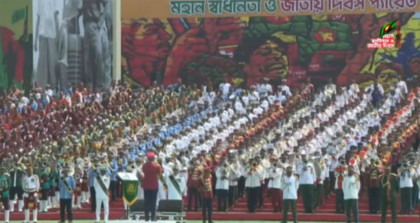 বর্ণাঢ্য কুচকাওয়াজে স্বাধীনতা দিবস উদযাপন