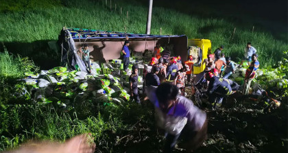 দাউদকান্দিতে ট্রাক উল্টে নিহত ৭