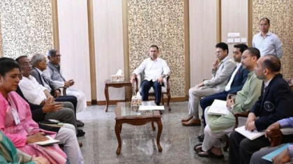 প্রধানমন্ত্রীর সঙ্গে বিশ্বসাহিত্য কেন্দ্রের প্রতিষ্ঠাতা আবু সায়ীদের বৈঠক