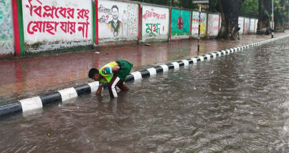 বৃষ্টিতে ডুবে গেছে রাজধানীর বিভিন্ন সড়ক