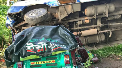 অটোরিকশাকে বাসের চাপায় বাবা-মেয়েসহ নিহত ৫