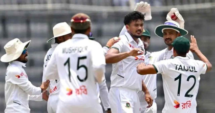 তাসকিনের জোড়া আঘাতে দ্বিতীয় দিনের শুরুতেই চাপে পাকিস্তান