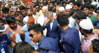 সেতু নির্মাণের সম্ভাব্যতা যাচাই করতে গিয়ে অবরুদ্ধ মন্ত্রী