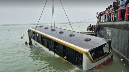 দৌলতদিয়ার পদ্মায় ডুবে যাওয়া বাস উদ্ধার