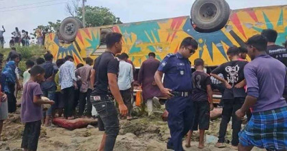 নিয়ন্ত্রণ হারিয়ে ব্রাহ্মণবাড়িয়ায় বাস খাদে, নিহত ৪