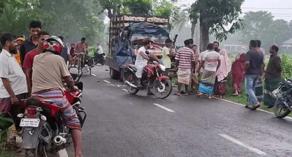 দাঁড়িয়ে থাকা ট্রাকে পিকআপের ধাক্কা, প্রাণ গেল ৪ জনের