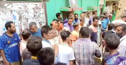 তীব্র লোডশেডিংয়ে অতিষ্ঠ জনতা, রায়গঞ্জে পল্লী বিদ্যুৎ অফিস ঘেরাও