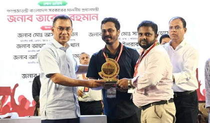 শহীদ পরিবার ও আহতদের স্মৃতি স্মারক প্রদান করলেন প্রধানমন্ত্রী