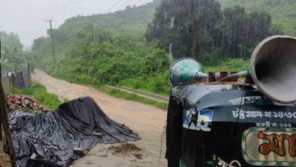 টানা বৃষ্টিতে চট্টগ্রামে পাহাড়ধসের শঙ্কা, মাইকিং করছে প্রশাসন