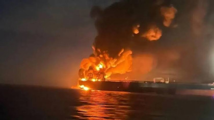 হরমুজ প্রণালিতে নতুন হামলা, প্রজেক্টাইলের আঘাতে জাহাজে আগুন