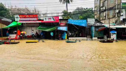 টানা বৃষ্টিতে জলমগ্ন চট্টগ্রাম, দুর্ভোগে নগরবাসী