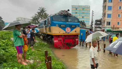 ভারী বৃষ্টিতে কক্সবাজার রুটে চলাচল ট্রেন বন্ধ, টিকিটের টাকা ফেরত