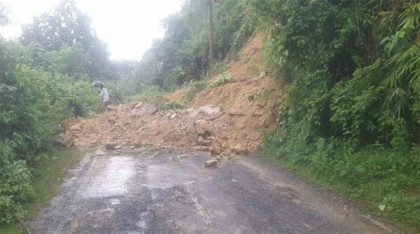 পাহাড় ধসে চন্দ্রঘোনা-বাঙ্গালহালিয়া সড়কে যান চলাচল বন্ধ