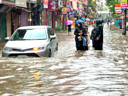 টানা বর্ষণে জলমগ্ন ঢাকা: চরম ভোগান্তিতে নগরবাসী